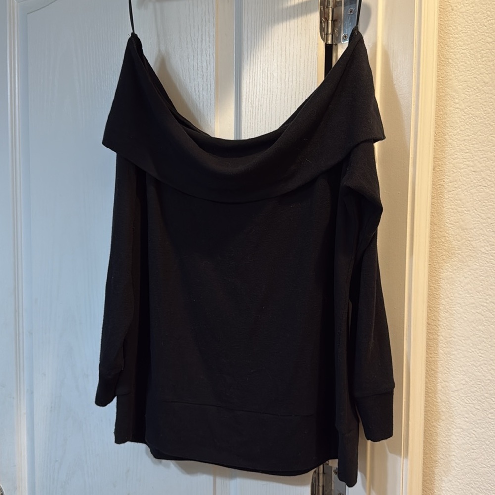 cupcakes & cashmere Black Off-Shoulder Long Sleeve Top